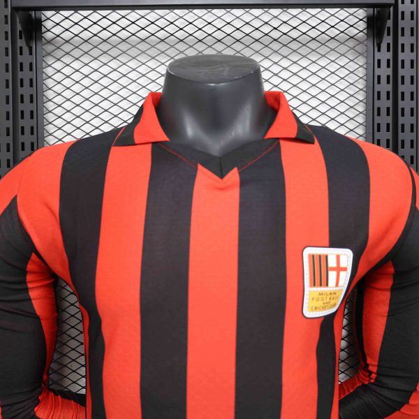 MILAN AC DOMICILE 125 ANS RETRO KIT VERSION JOUEUR MANCHES LONGUES – Image 2