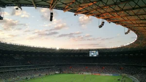 Joueur de football portant un maillot de foot pas cher sur un terrain lors d'un match.