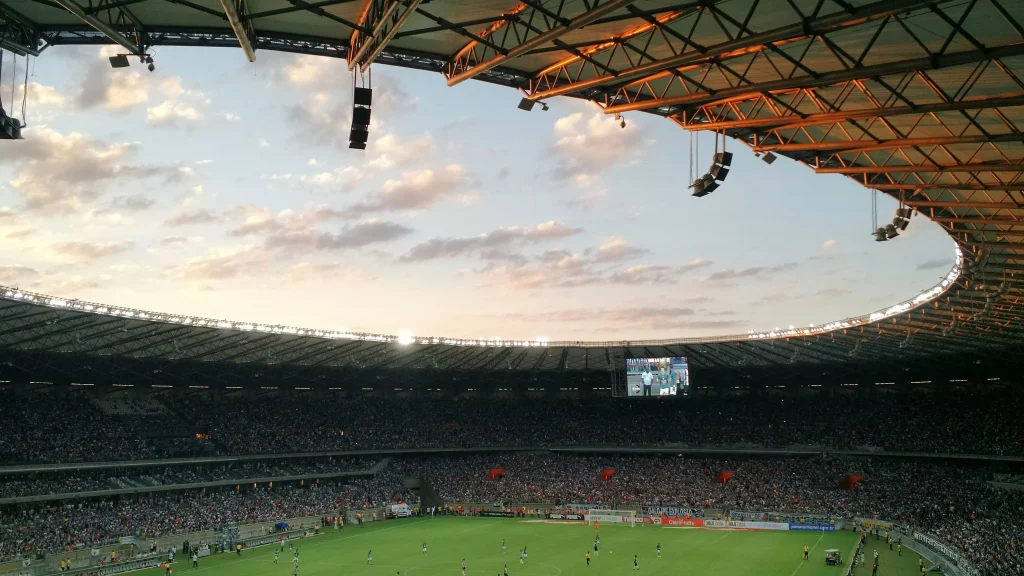 Un joueur de football portant un maillot PSG pas cher pendant un match sur le terrain.