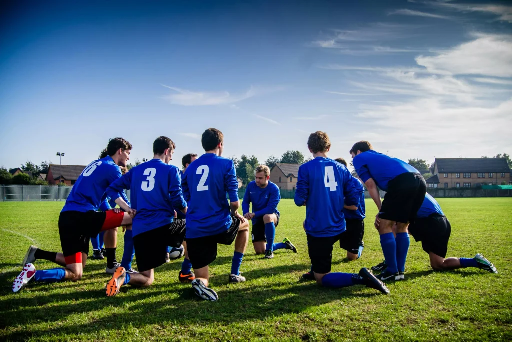 Comment porter un maillot de foot avec style au quotidien