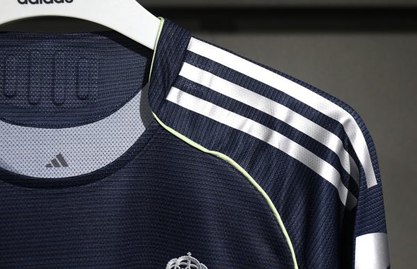 REAL MADRID EXTERIEUR 25/26 VERSION JOUEUR MANCHES LONGUES – Image 4